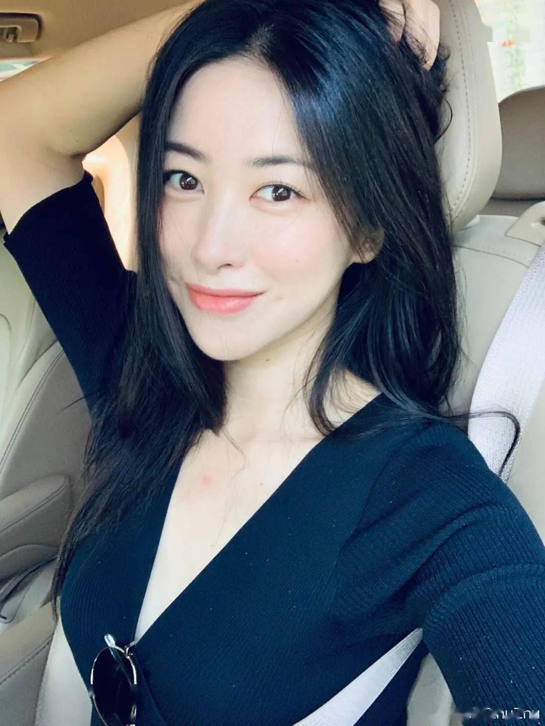 35岁性感尤物凭美胸翻红,网友:我就是馋她身子!