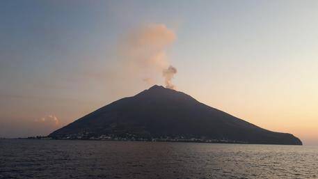 意大利斯特龙博利火山清晨剧烈喷发两次