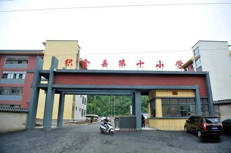 广州市和花都区两级帮扶出资援建了漂亮的小学