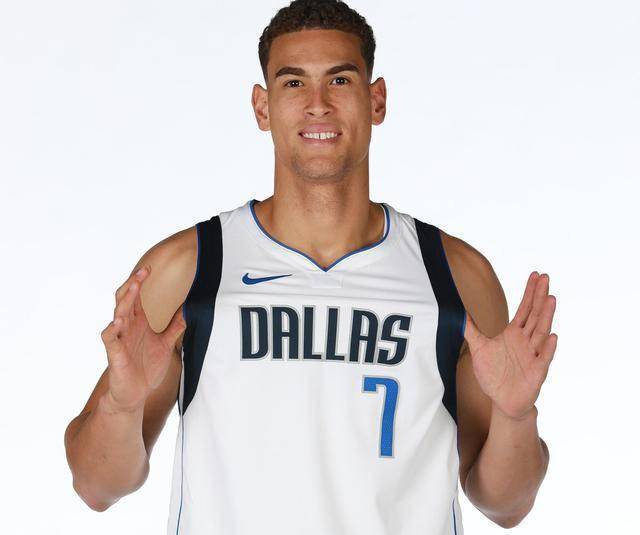 nba官方推特祝独行侠球员德怀特鲍威尔29岁生日快乐