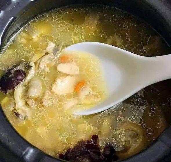 怎么炖鸡汤不腥还鲜香好喝肉质嫩 d8de13d51bb345e5a1388385273eef3e.jpeg