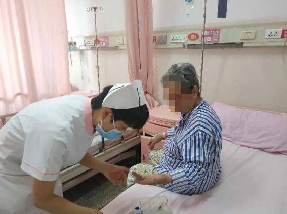手机|高龄母女被困电梯4天3夜，没带手机，靠喝尿求生