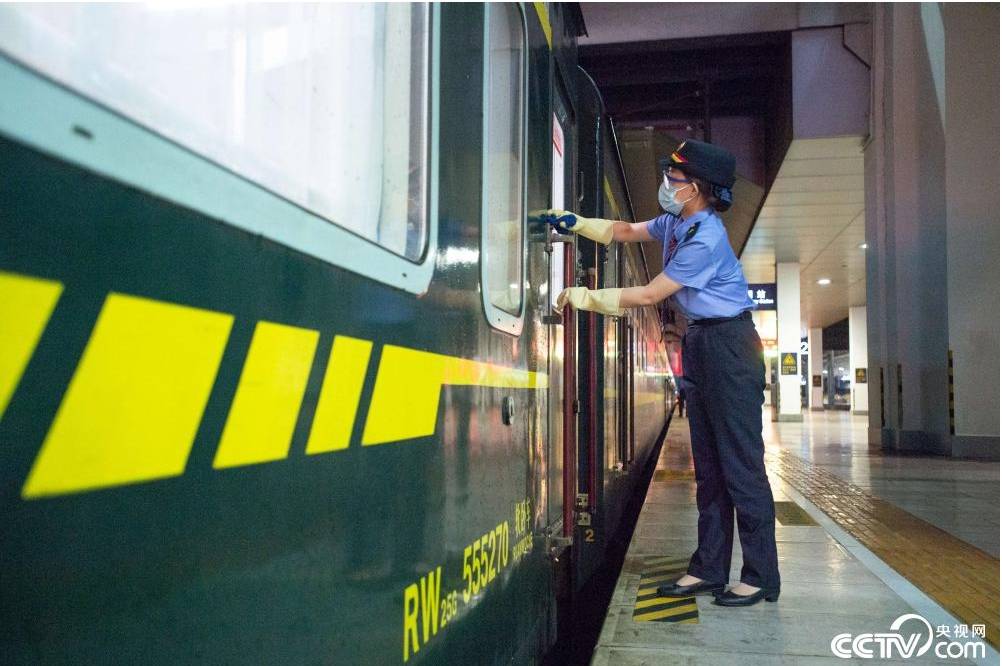 小时|“蒸桑拿”的列车员