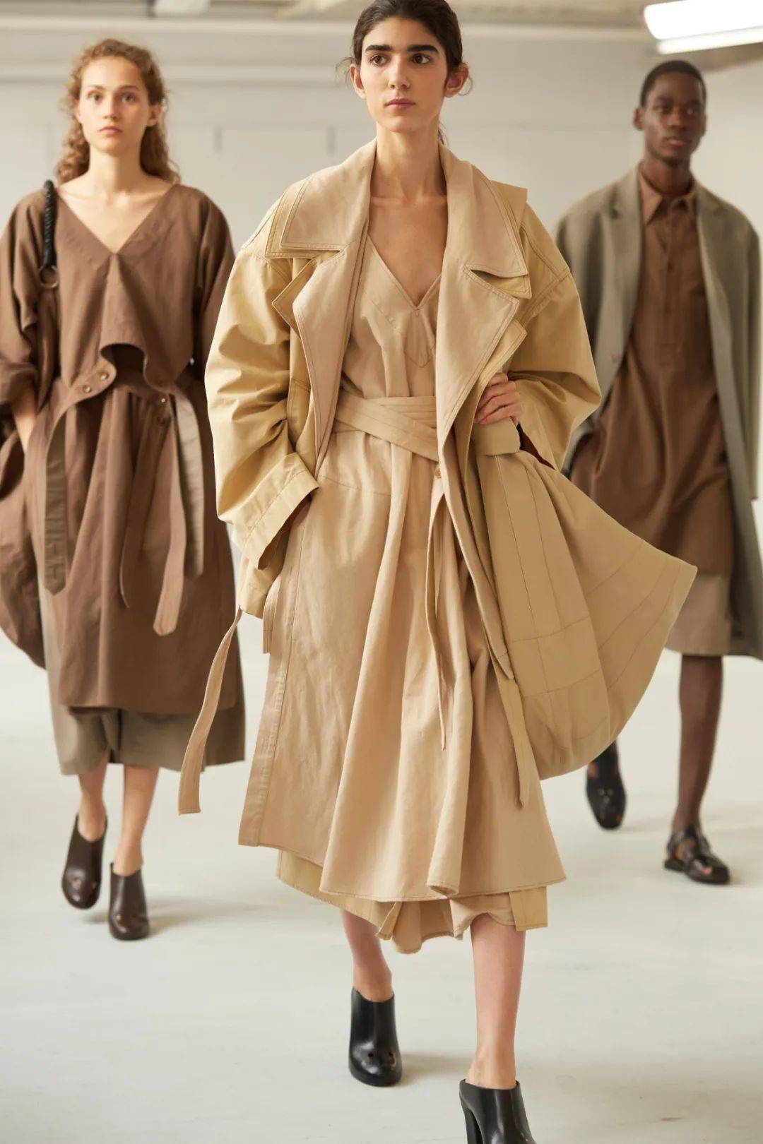 贴近生活|轻松惬意不拘谨 这样的高级正当时 | Lemaire 2021春夏