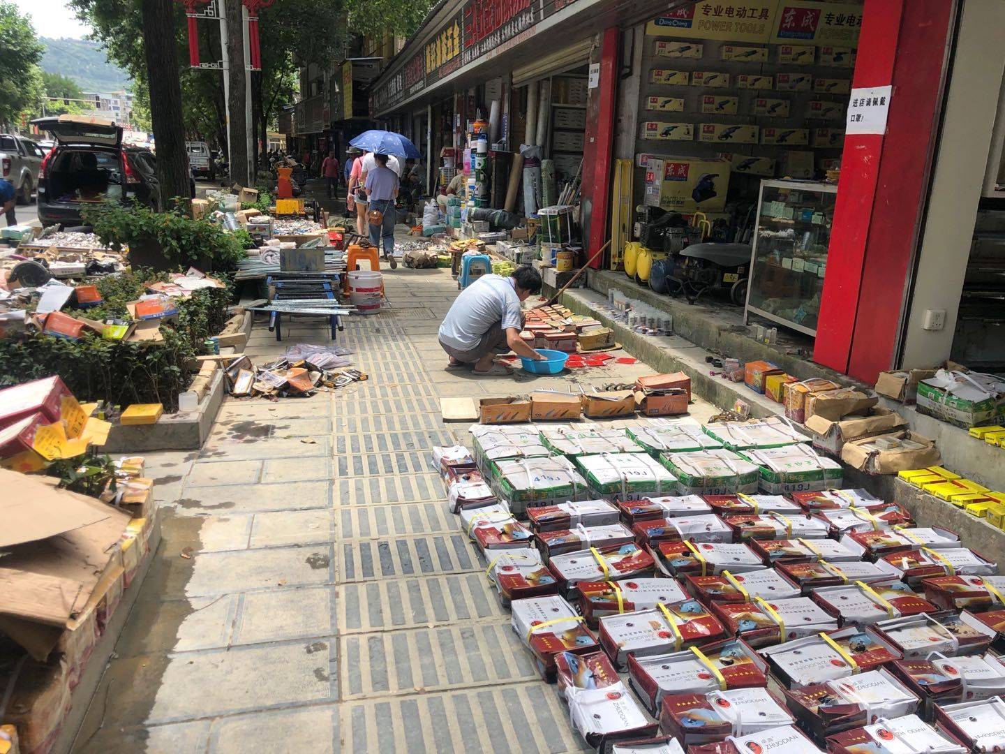 张传梅|湖北恩施洪水消退：城区清淤消杀，服装市场重启“甩卖”