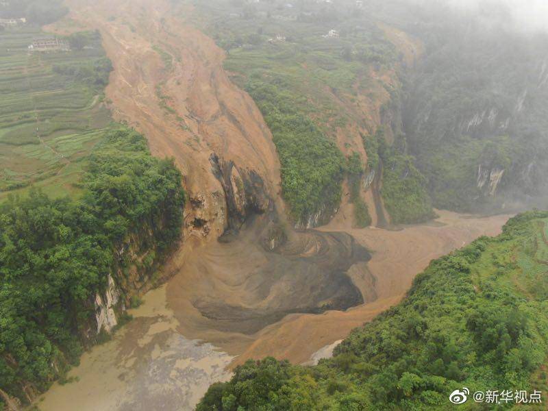 造成清江上游形成堰塞湖,随时有溃坝形成洪水下泄的危险