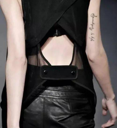 服装|时装秀场上美到窒息的"背影杀杀杀杀手"?神仙设计师俘获芳心的秘诀就是不放过任何一个细节!