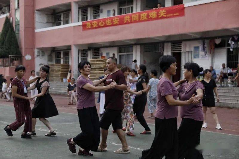 村民|新房泡在水中，一家三口留住二楼，出入靠划船