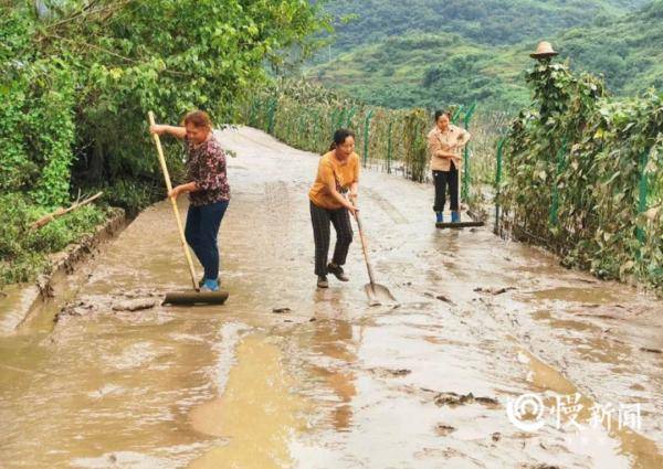 身影|重庆：“平安嫂”逆行，“她身影”坚守！风雨中看我巾帼担当！