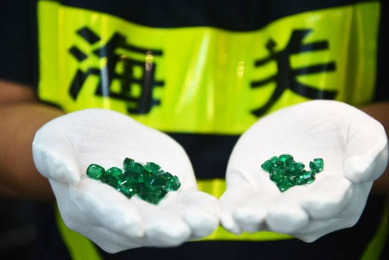 祖母绿|货车司机偷带“祖母绿”宝石入境深圳被截获，价值超100万元