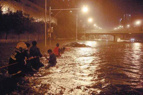 742012年7月21日 北京遭遇61年来最严重的一次特大暴雨18年前,2002