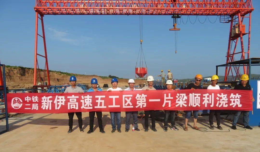 首片板梁顺利浇筑新伊高速公路02▲移交路基全貌7月13日,汕揭高速最后