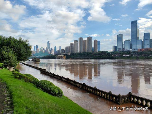 长江洪峰一度形成,重庆段近日水位猛涨!实拍:江水冲上沿岸公园