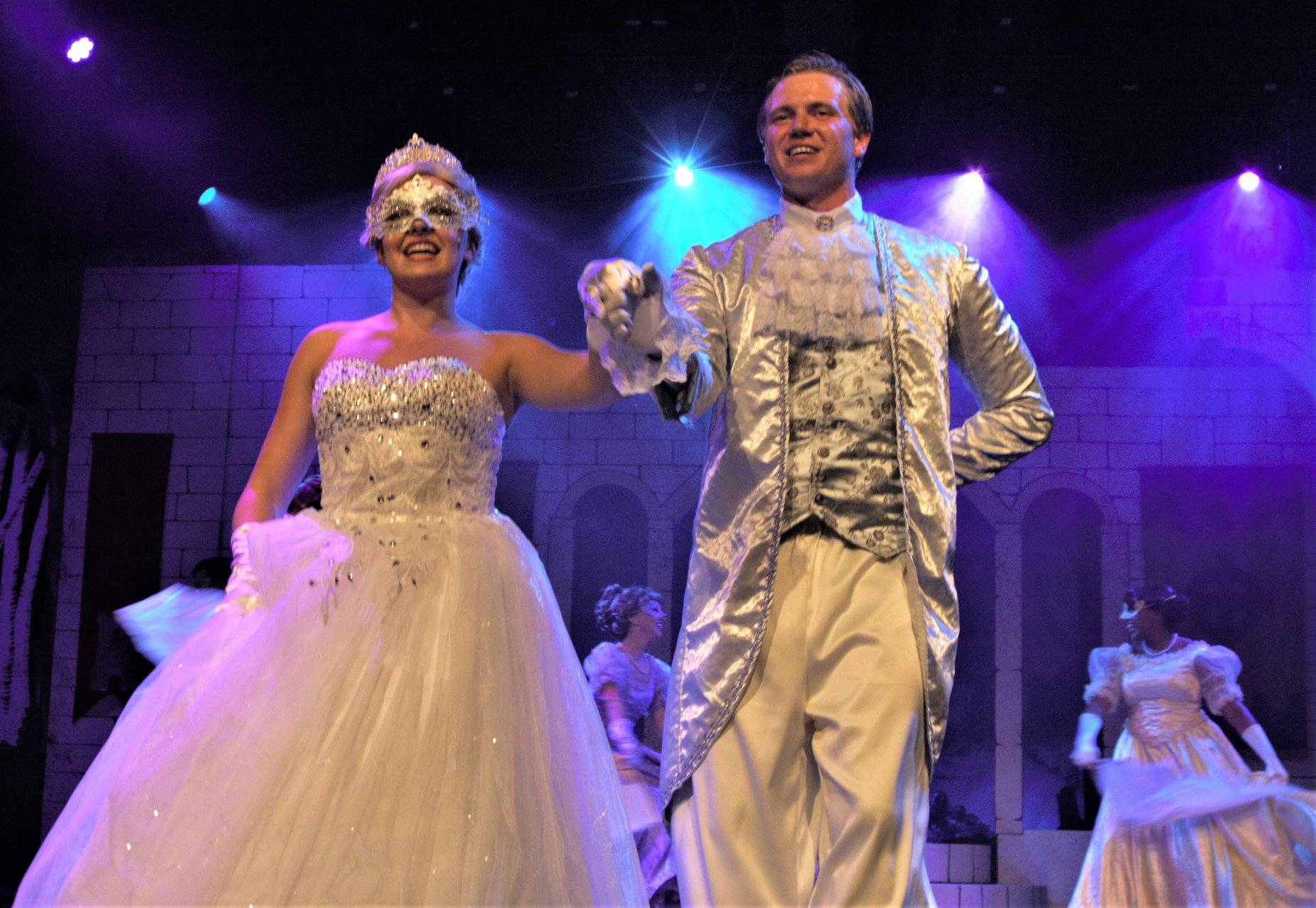 演出|击肘代替接吻……疫情下，美国线下戏剧这么演