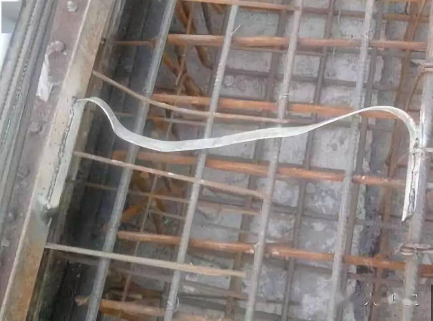 各人防门,临战封堵框吊钩应在墙顶板浇筑前预埋到位,吊钩须钩住顶板