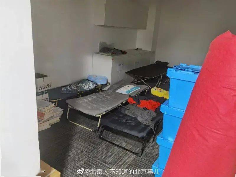 北京一互联网公司工位旁支帐篷,“996”变“007”?