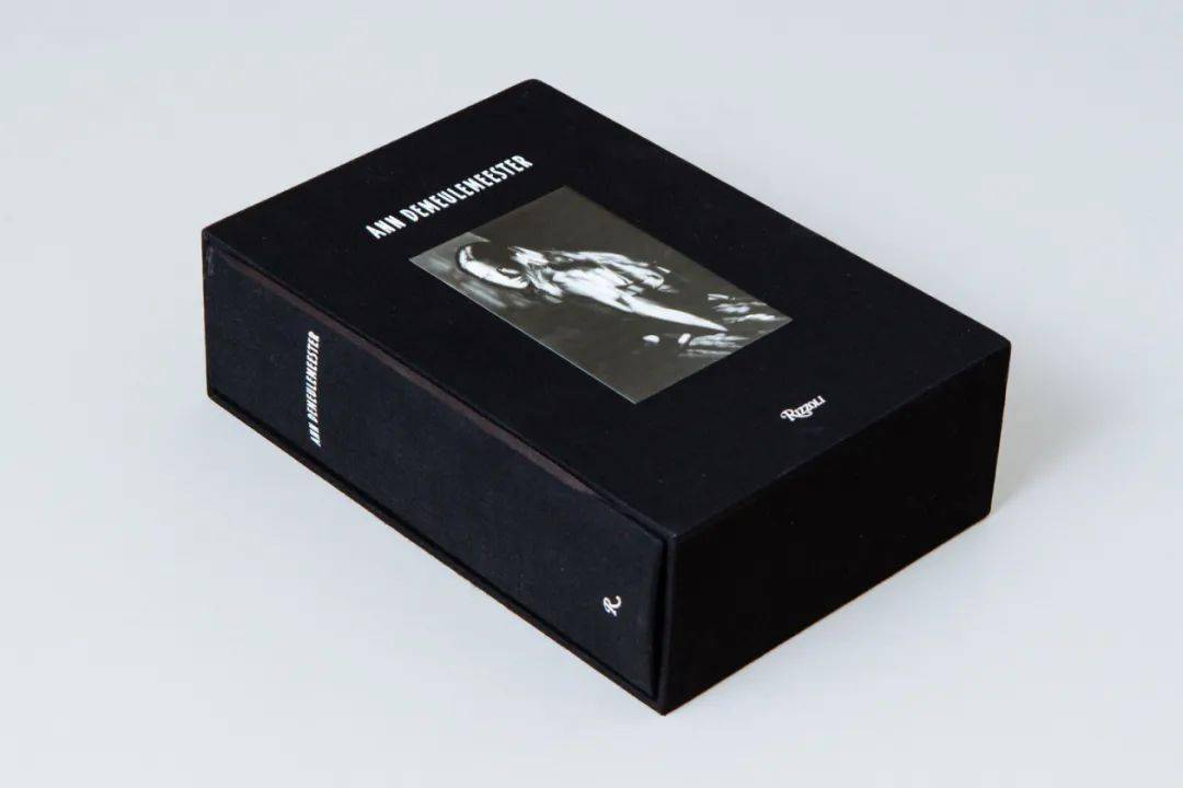 Simons|你愿意花一件单品的钱买一本品牌档案吗？