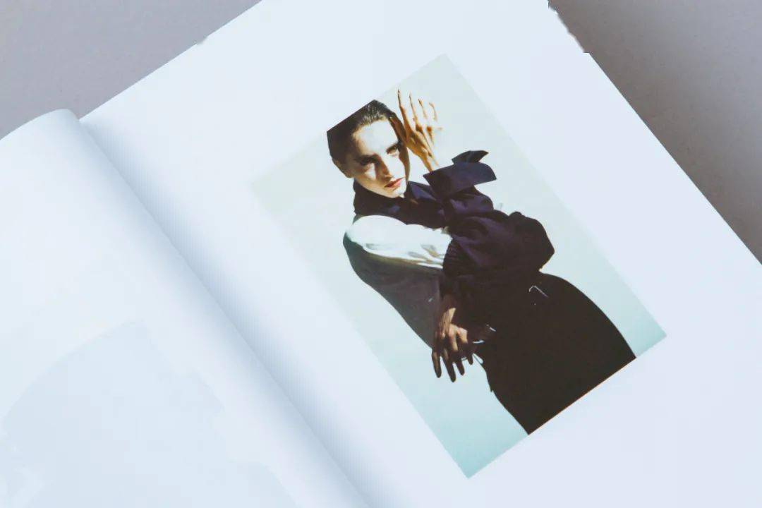 Simons|你愿意花一件单品的钱买一本品牌档案吗？