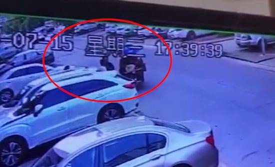 先生|女孩狂喊救命，快递小哥立马停车为她挡刀！一个细节让人鼻酸