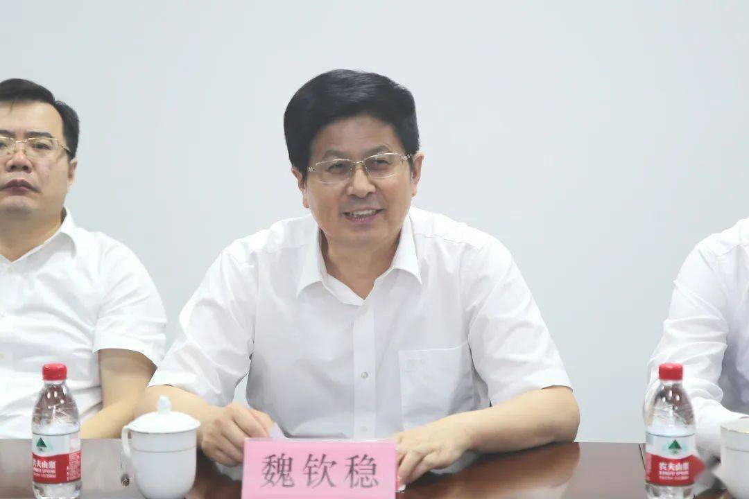 魏钦稳局长代表市局党组对苏锡通园区分局领导班子及全体干部职工提出