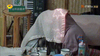 缺乏正常小孩童年时无拘无束的快乐 两个小姐妹依偎在一起说悄悄话的