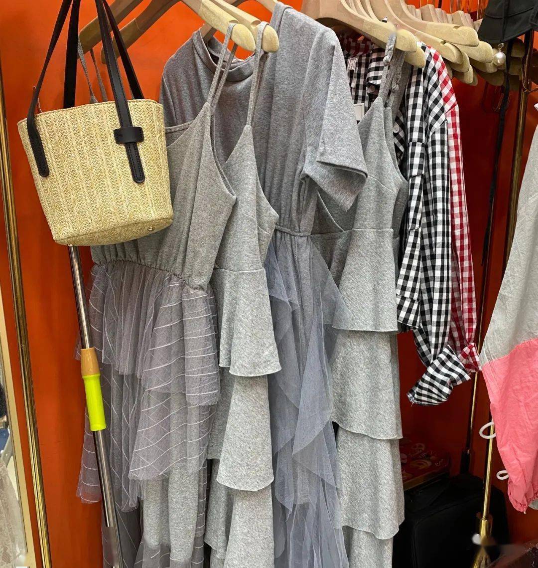 特价|上衣5块、连衣裙10块！杭州这家服饰城单件就能拿特价，就连护栏旁都坐满了人…
