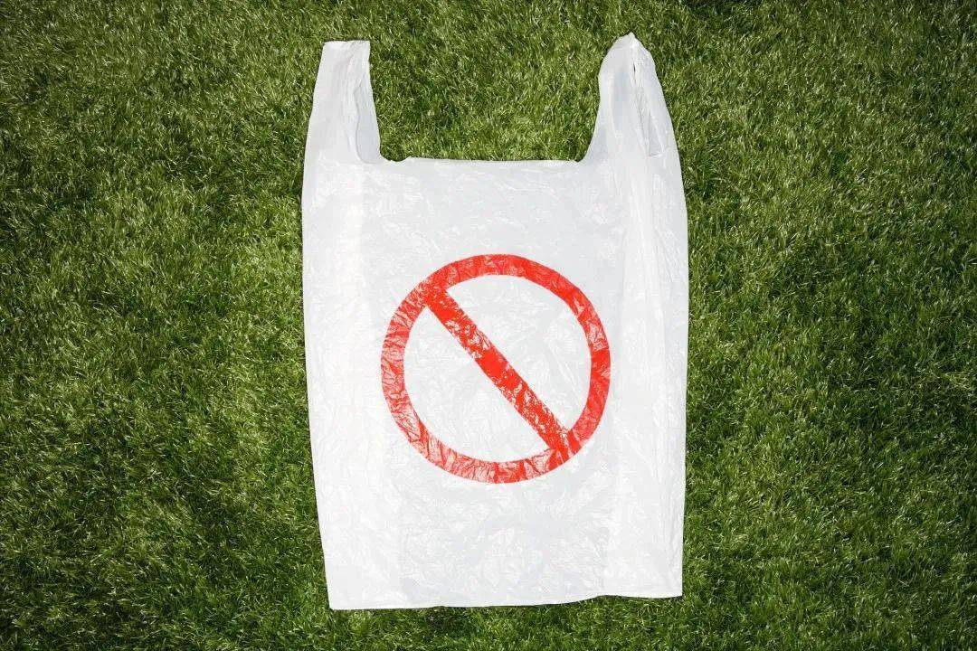明年起禁止使用这种塑料袋,一次性塑料吸管,餐具