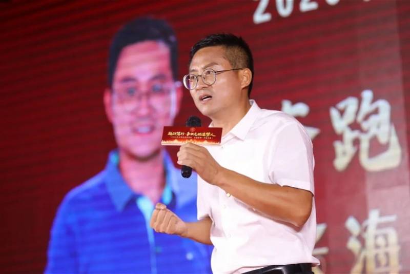 张海东|深圳光明区年度教师出炉，22岁硕士毕业，思政执教十二年