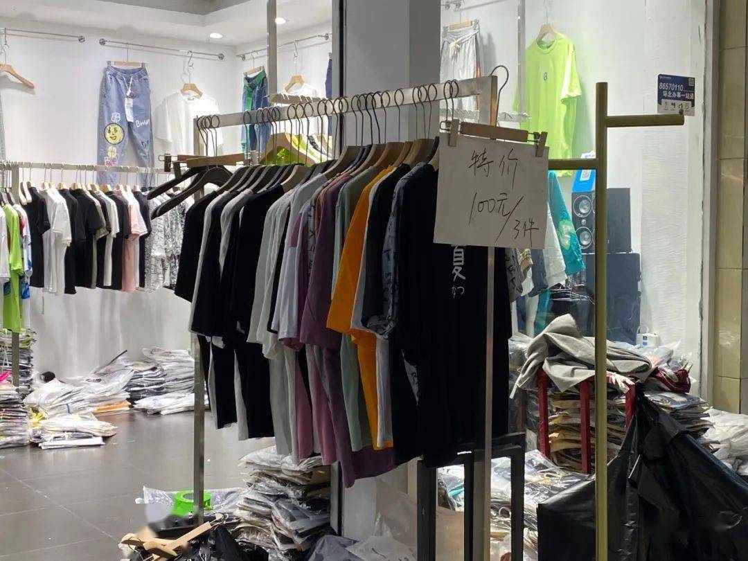 特价|上衣5块、连衣裙10块！杭州这家服饰城单件就能拿特价，就连护栏旁都坐满了人…