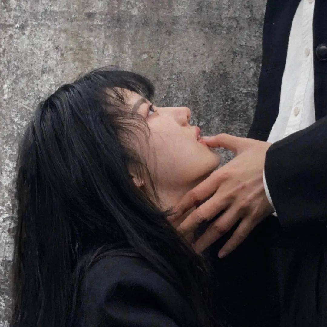 特别污情侣头像摸下面一人一半图片