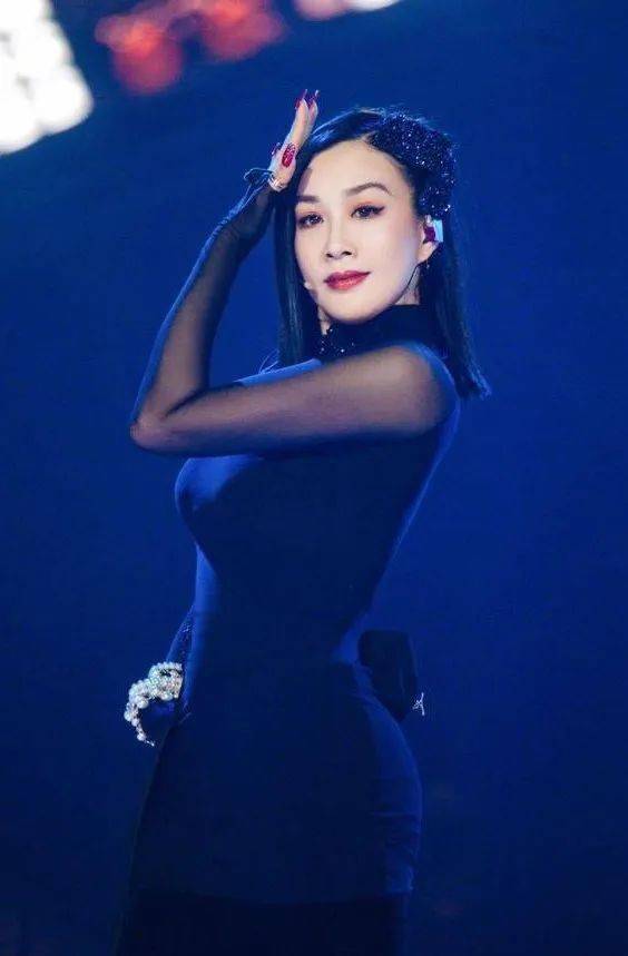 肌肤|50岁钟丽缇干了啥？！迷倒小12岁奶狗，不老神术教教我…