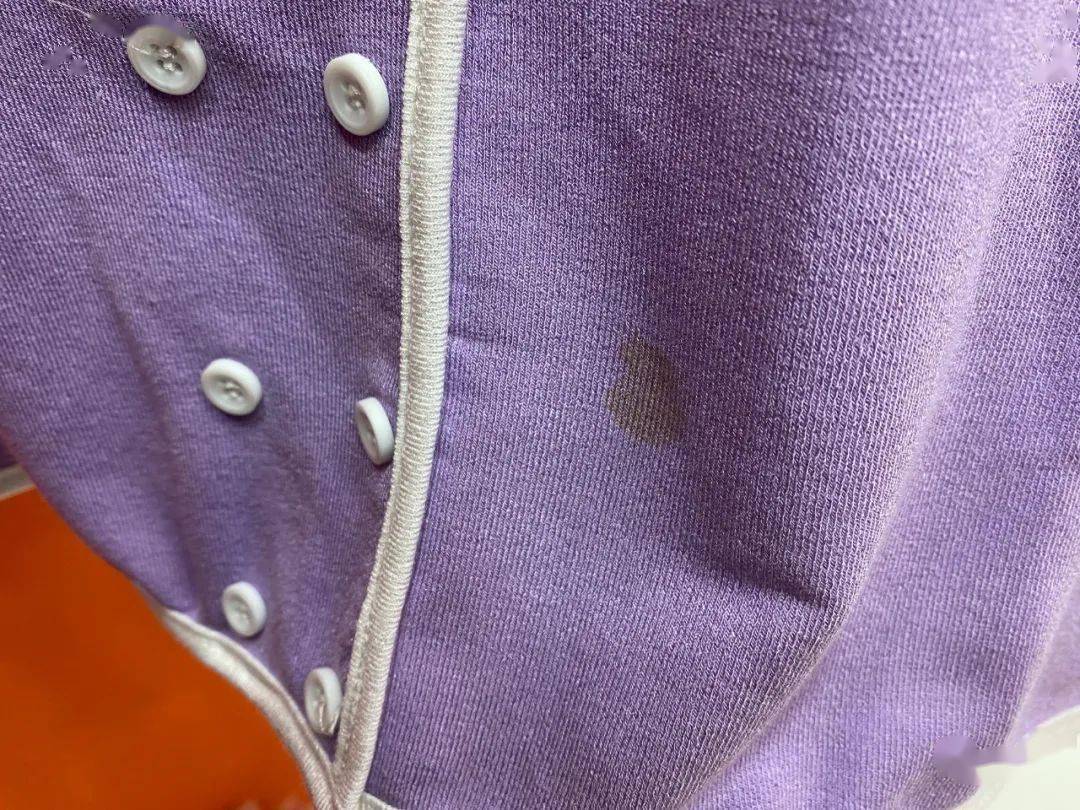 特价|上衣5块、连衣裙10块！杭州这家服饰城单件就能拿特价，就连护栏旁都坐满了人…