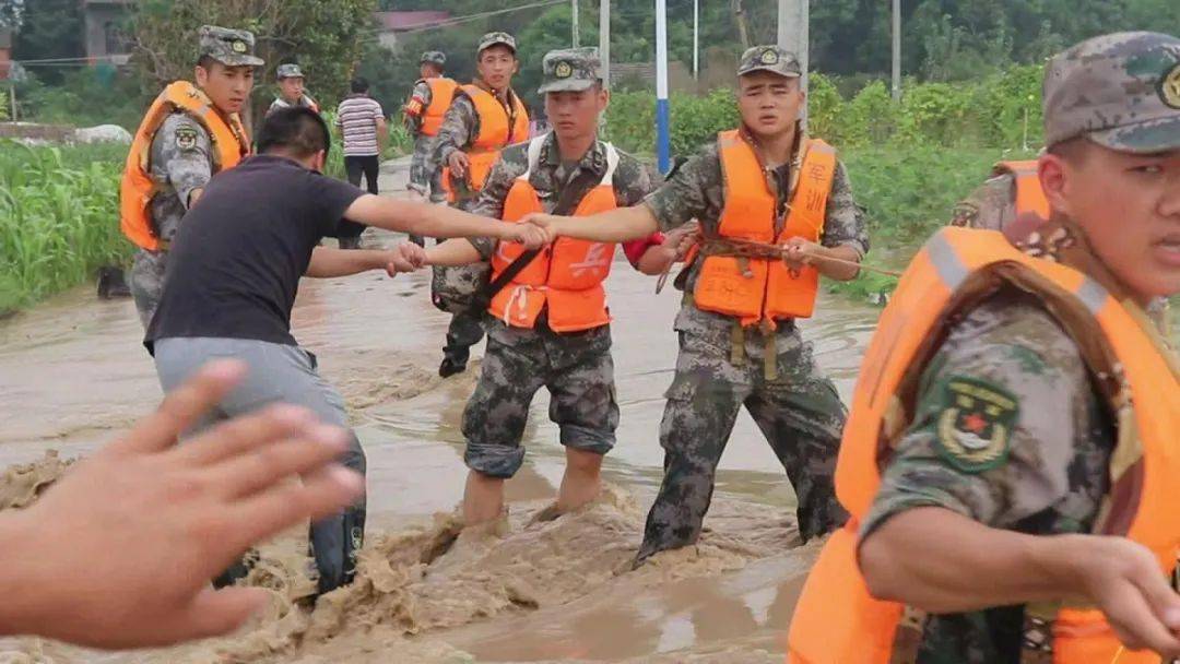 人民至上子弟兵全力投入抗洪抢险