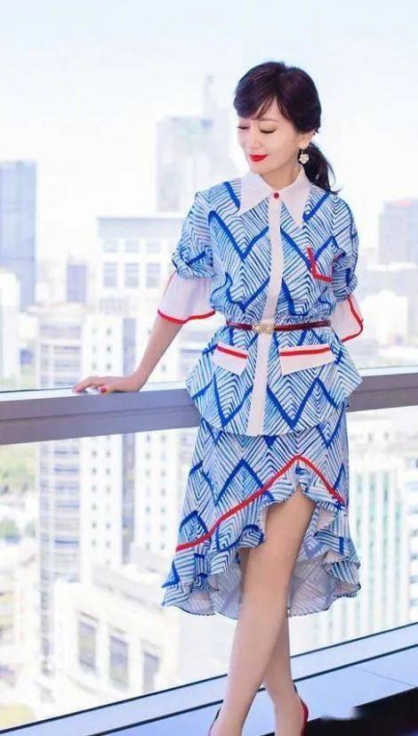 机场|赵雅芝好“作妖”，快70岁穿三分裤走机场，让00后们怎么活？