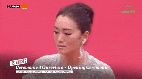 巩俐真|54岁巩俐真的结婚了！戛纳造型像裹床单，却被刘涛的大蓝宝石秒杀？