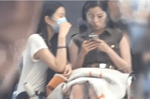 崩溃|欧阳娜娜被频繁网暴，不堪重负在节目崩溃大哭！才20岁的她到底做错了什么？