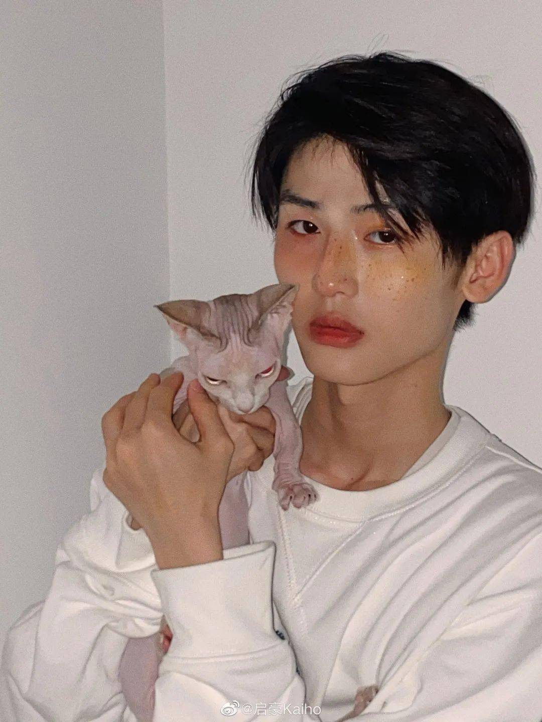 男朋友|情侣之间的新玩法？一起美甲、染发、护肤……