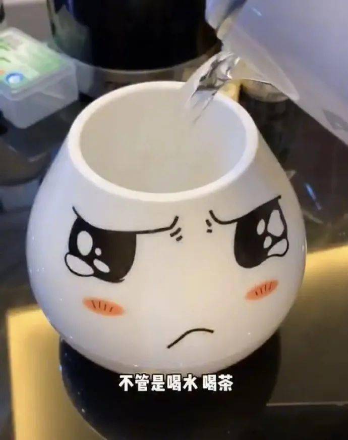 那天,我在家里发现了一个新杯子