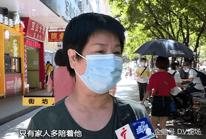 店里|广州老人持刀闯进麦当劳，多人吓得从店里跑出来，只因……