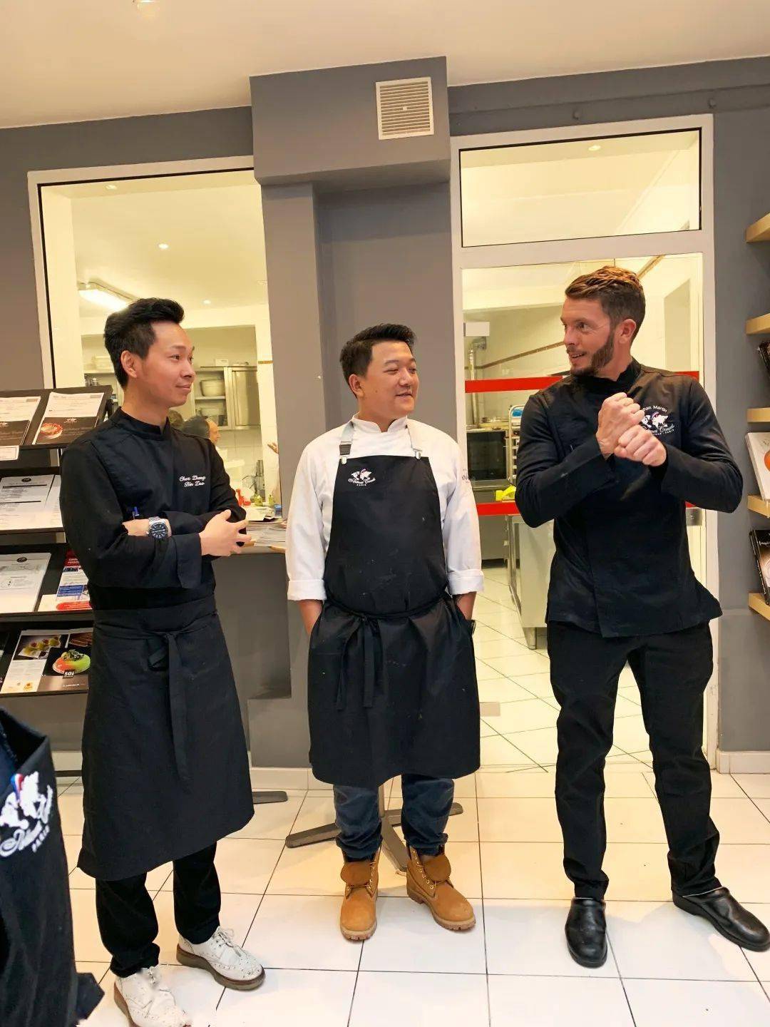 衣服|他把“衣服”卖进可颂面包店，就问香不香？