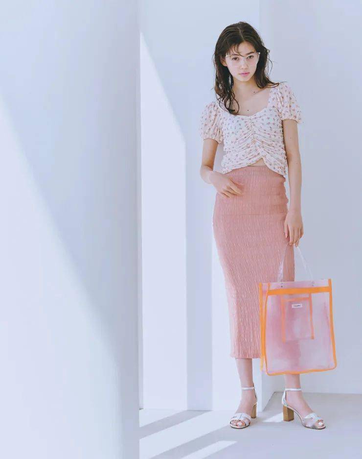 H&amp|H&M粉色绸面半裙反复穿搭力这么强