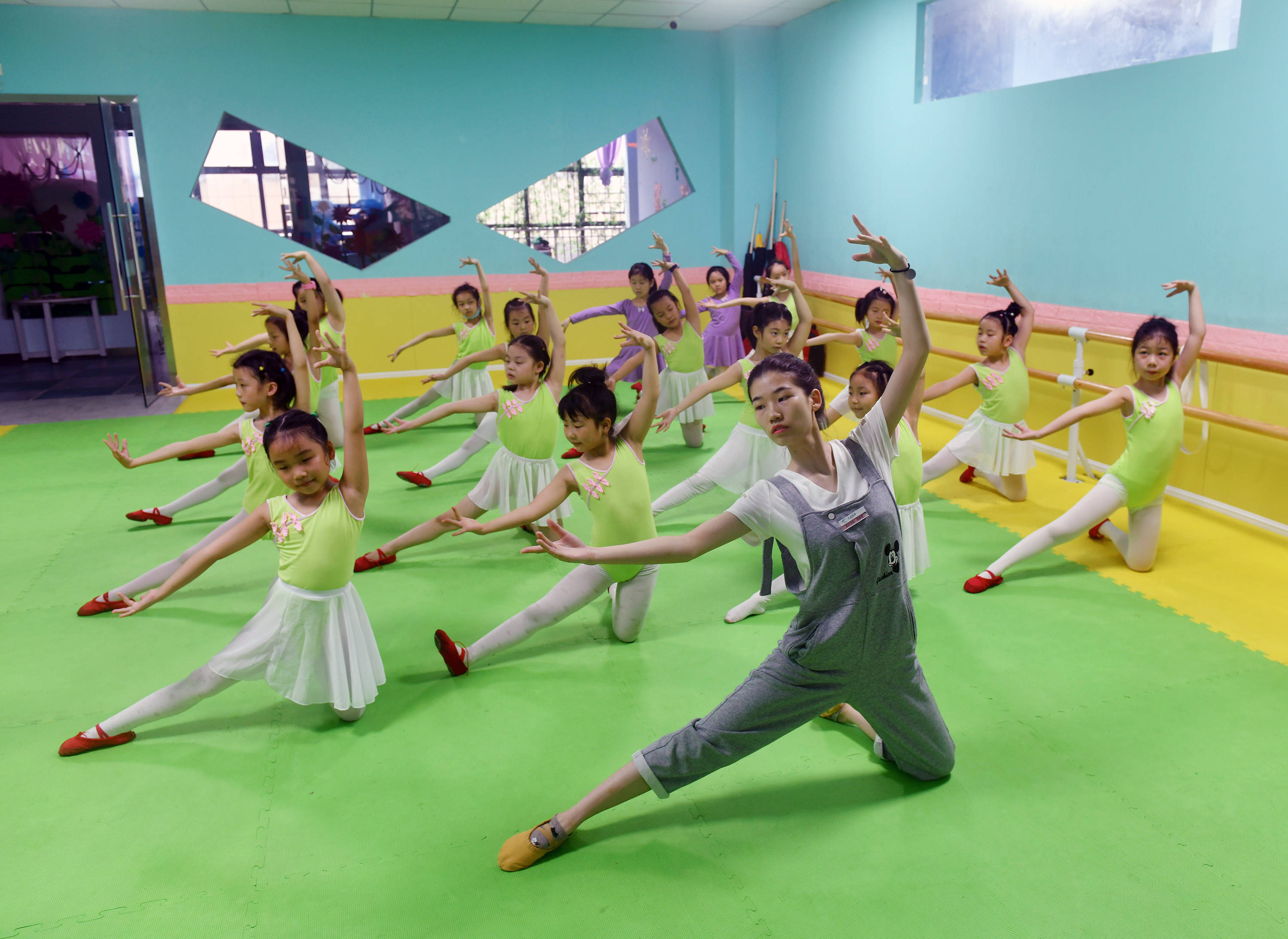 新华社|暑假“动起来”