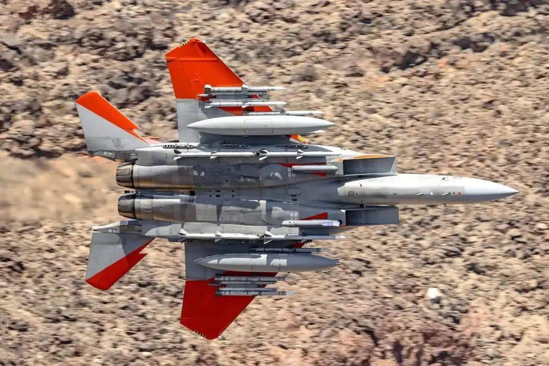 除此以外,f-15ex保留了自f-15sa就开始使用的"先进导弹和炸弹挂架"
