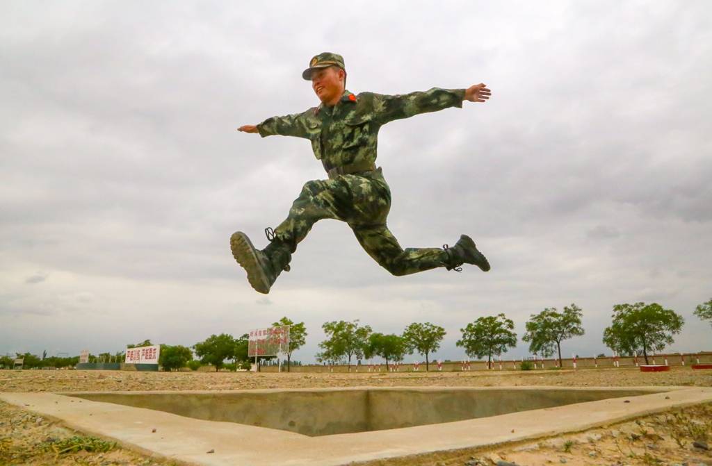 练兵备战进行时!直击武警官兵火热训练场