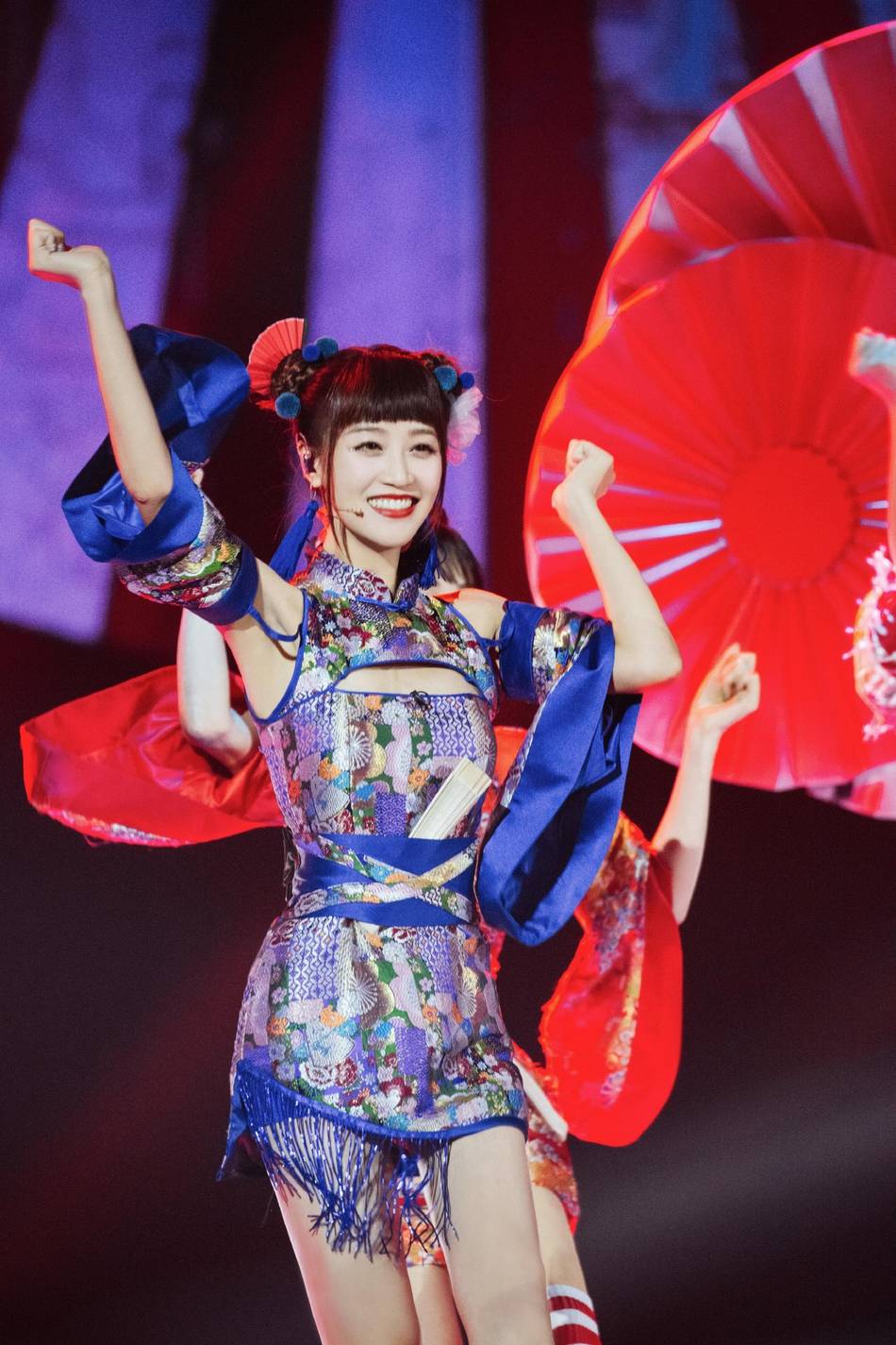 蓝色|蓝盈莹身着蓝色旗袍 哪吒头元气满满