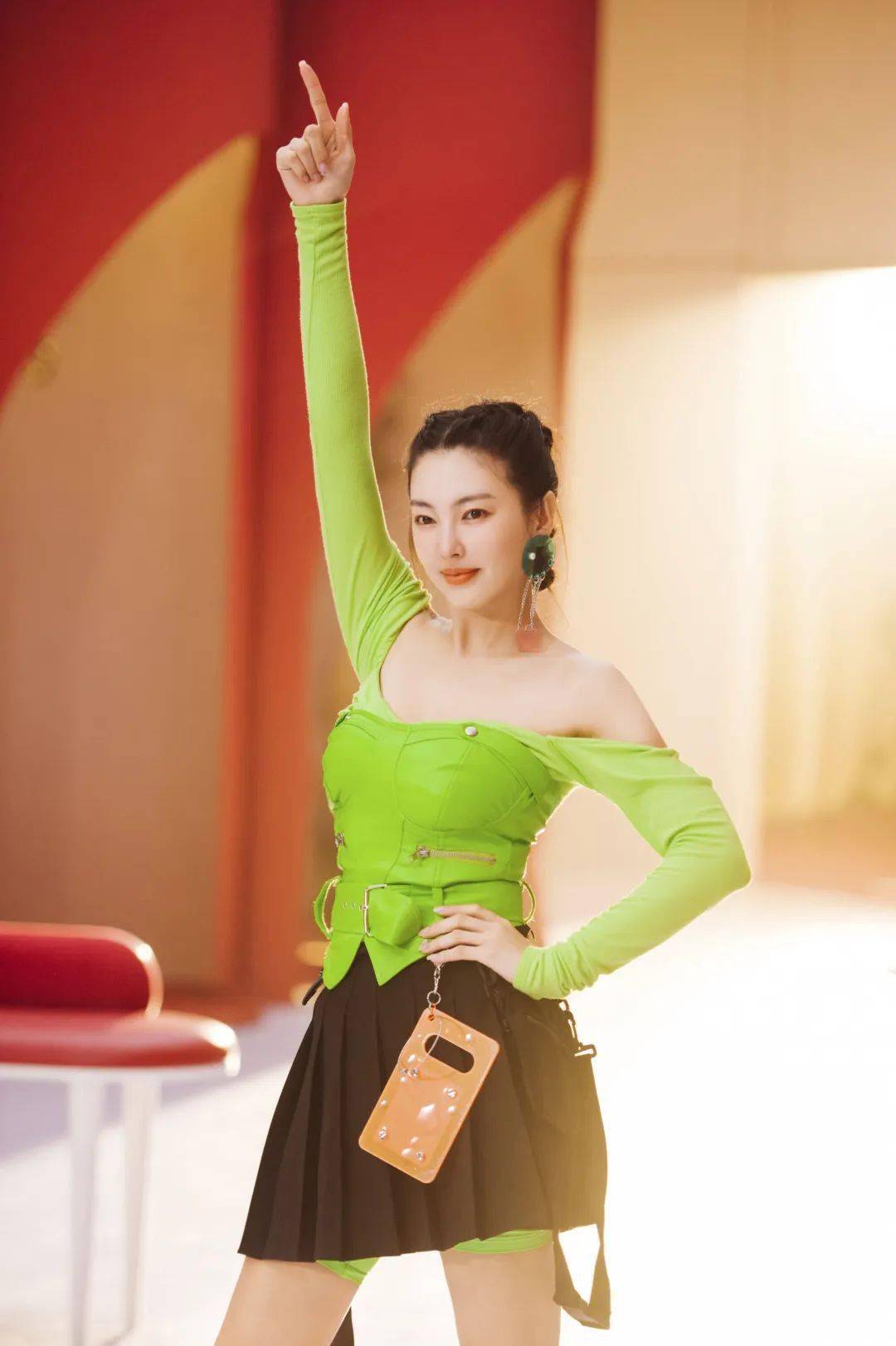 人间|别不信，绮绮子“人间鹦鹉妆”，一画年轻5岁！