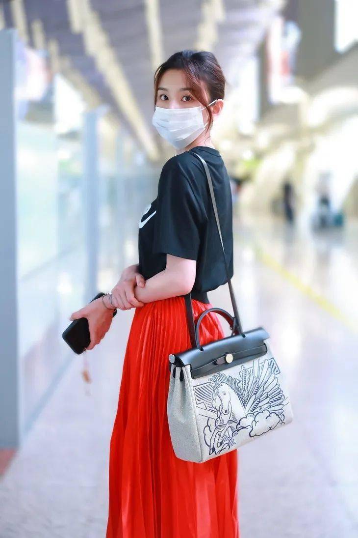 Rootote|王漫妮的通勤包一大摞，这随性帆布袋最靠谱