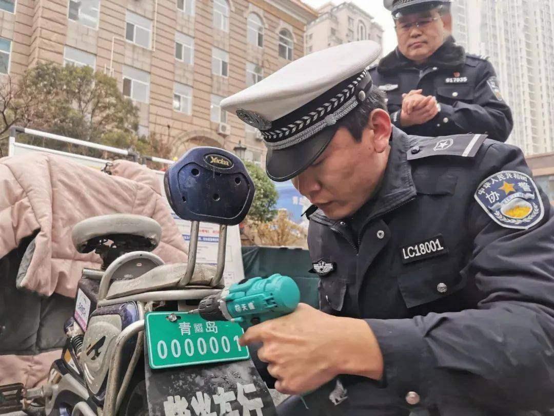 交警部门提醒 符合悬挂临时电动自行车车牌的车主 需在8月31日前抓紧