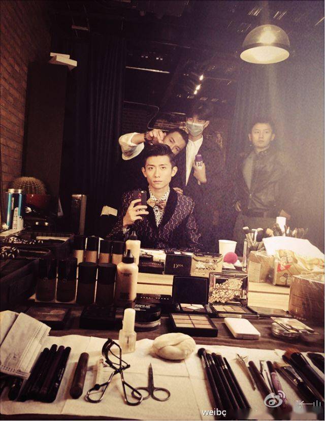 参考价|扒一扒各位男明星的梳妆台，上镜前都在脸上糊了什么？