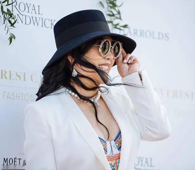 涂燕翎|从英语蹩脚的洗碗工，到坐拥私人飞机和10亿财富，57岁澳洲“华人女王”的逆袭路